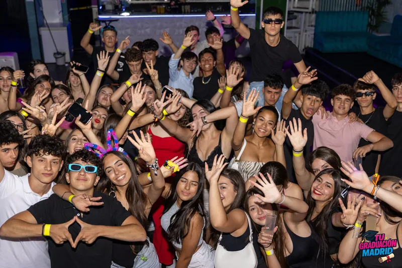 Fiesta de graduación con barra libre y DJ